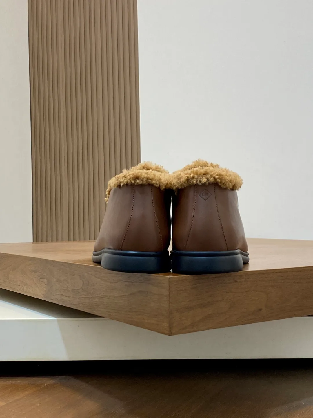 Men's Men's Shoes💰860 LoroPiana/nuoyoupiana men's new autumn and winter wool shoes, Dongguan-made raw materials are in great demand! This casual shoe is made of imported calfskin, with a full wool lining and insole for an extraordinarily comfortable and warm wearing experience. The ultra-light two-color rubber sole creates a charming modern aesthetic. There is an LP logo on the bottom. The style is simple and fashionable, and the upper foot is comfortable, warm and breathable! Comes complete with original box packaging! Size: 39-40-41-42-43-44 standard leather shoe size (45/46 can be customized but does not support returns)